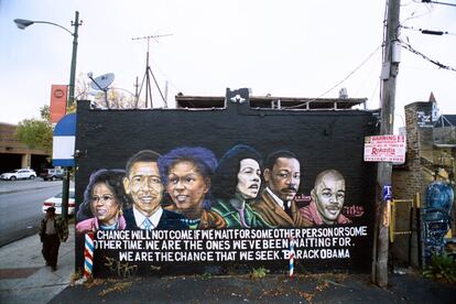 Mural representando a varios iconos de la comunidad afroamericana en la fachada de una peluquería local en un barrio de Chicago (Illinois). Según explica Vergara, numerosos negocios en barrios humildes encargaron este tipo de murales tras la victoria de Obama para simpatizarse con los miembros de estas comunidades, normalmente favorables al Partido Demócrata.