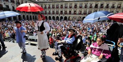 El Celedón y la 'neska txikis' comparten con niños de Aspace el escenario de la plaza de España.
