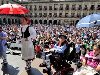 El Celedón y la 'neska txikis' comparten con niños de Aspace el escenario de la plaza de España.