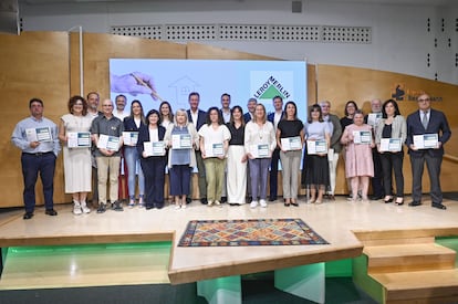 Foto de familia del acto de entrega de las ayudas del programa Hogares Dignos de Leroy Merlin a 17 ONG.