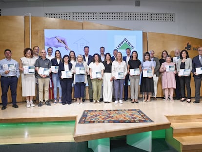 Foto de familia del acto de entrega de las ayudas del programa Hogares Dignos de Leroy Merlin a 17 ONG.