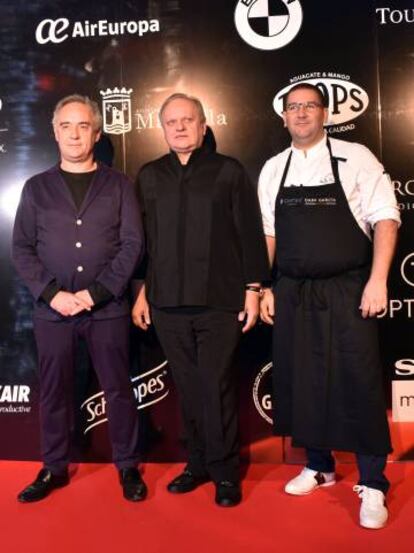 De izquierda a derecha, los chefs Ferran Adrià, Joël Robuchon y Dani García, en Marbella en 2016.