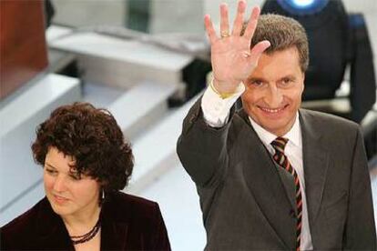 El primer ministro de Baden-Württemberg, Günther Oettinger (CDU), y su rival Ute Vogt (SPD), ayer en Stuttgart.