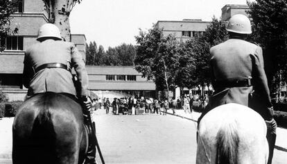 Manifestación de estudiantes en el campus de la Universidad Complutense de Madrid, en mayo de 1968. 