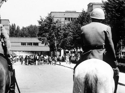 Manifestación de estudiantes en el campus de la Universidad Complutense de Madrid, en mayo de 1968. 