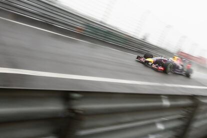 Vettel enfila una recta en Shanghái.