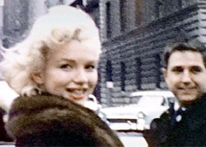 Imágen de Marylin Monroe perteneciente a la grabación casera realizada en 1955 por Peter Mangone por las calles de Nueva York.