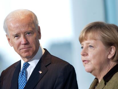 El entonces vicepresidente de EE UU, Joe Biden, y la canciller alemana Angela Merkel, en Berlín en 2013.