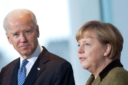 El entonces vicepresidente de EE UU, Joe Biden, y la canciller alemana Angela Merkel, en Berlín en 2013.