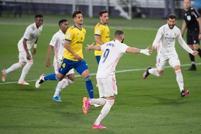 Benzema celebra su primer gol ante el Cádiz este miércoles en el Ramón de Carranza.