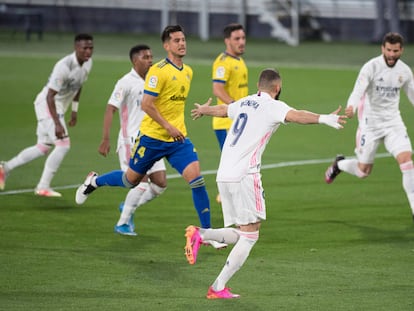 Benzema celebra su primer gol ante el Cádiz este miércoles en el Ramón de Carranza.