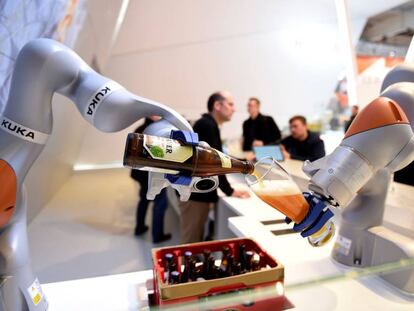 Robots de la marca Kuka sirviendo una cerveza en un congreso celebrado en Hanover. 