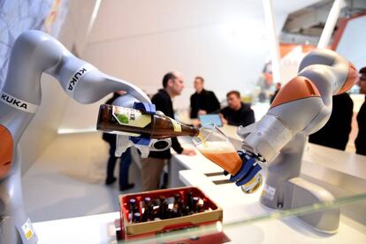 Robots de la marca Kuka sirviendo una cerveza en un congreso celebrado en Hanover.