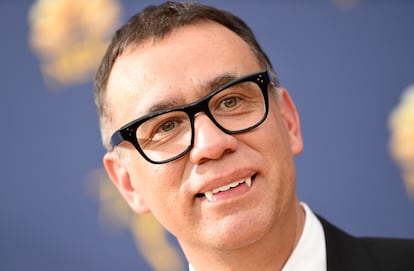 Fred Armisen (Portlandia) posó con unos curiosos colmillos de vampiro.