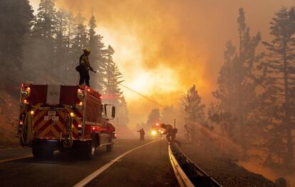Una dotación de bomberos trabaja en las labores de extinción del incendio Bobcat en Azusa (California).