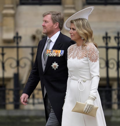 Guillermo y Máxima de los Países Bajos llegan a la ceremonia. En la recepción de ayer en Buckingham asistieron en su representación la princesa Beatriz, antigua soberana, y la princesa heredera Amalia. 