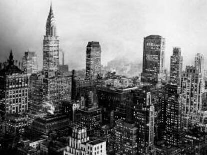 Imagen cedida por New York Times de una fotografía tomada en la década del 50 de una vista panorámica de la ciudad de Nueva York (NY, EE.UU.) iluminada.