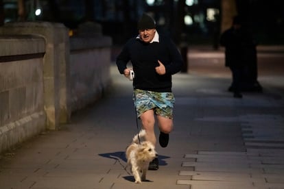 Boris Johnson corría con su perro 'Dylin' por el centro de Londres, el 24 de enero de 2022.