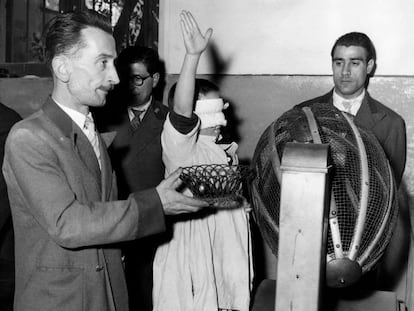 Sorteo de la lotería nacional en Nápoles en 1958. Getty Images