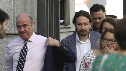 Iglesias, tras De Guindos, al llegar este martes al Congreso.