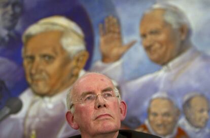 El presidente de la Conferencia Episcopal de Irlanda, el cardenal Sean Brady, durante la rueda de prensa ofrecida tras la reunión con el Papa en el Vaticano