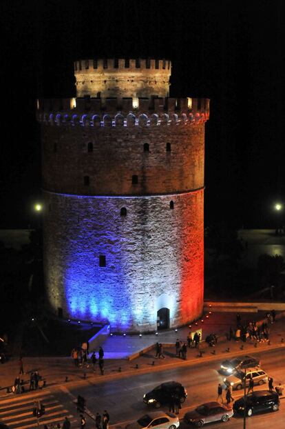 La Torre Blanca, símbol de la ciutat de Salònica, s'il·lumina amb els colors de la bandera nacional de França un dia després dels atacs mortals a París.