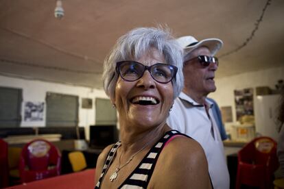 Soledad Cobos y su marido, José Antonio Canedo, delineante ferroviario jubilado, en el local de la asociación de vecinos de Monfragüe.