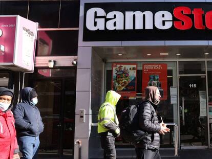 Un grupo de personas pasean junto a una tienda de GameStop en Nueva York.