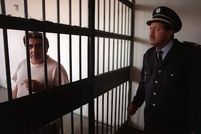 Un preso común y un funcionario de prisiones en la cárcel de Salé, en las inmediaciones de Rabat (Marruecos), en 1998.