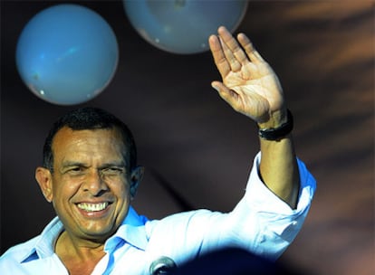 El líder del Partido Nacional, Porfirio Lobo, saluda tras ganar las elecciones.
