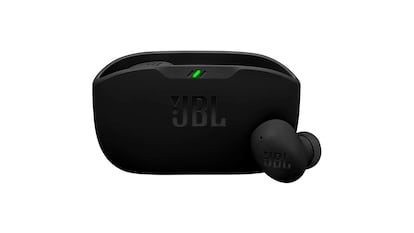 Auriculares inalámbricos de JBL sobre fondo blanco.