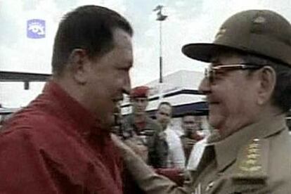 Imagen tomada de la televisión cubana en la que se ve a Hugo Chávez y Raúl Castro saludándose en el aeropuerto de La Habana.