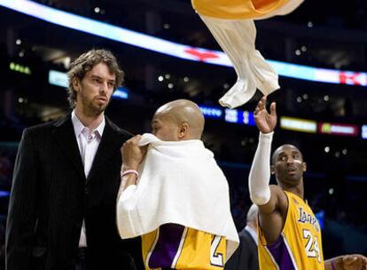 Gasol habla con su compañero Derek Fisher.