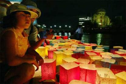 Una japonesa y su hija contemplan, en agosto de 2003, las linternas de papel que simbolizan las víctimas del bombardeo atómico de Hiroshima, el 6 de agosto de 1945.