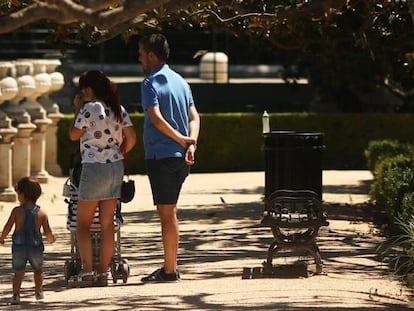 Una familia en el jardín de la Isla de Aranjuez. 