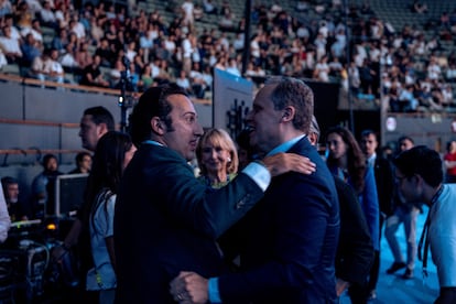 Iker Jiménez y Daniel Lacalle se saludan en el Madrid Economic Forum, con Esperanza Aguirre al fondo, el sábado 7 de junio.
