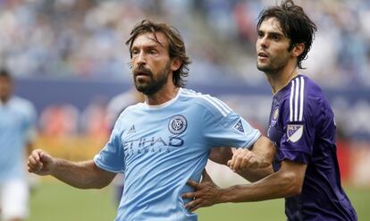 Pirlo forcejea con Kaká durante el partido.