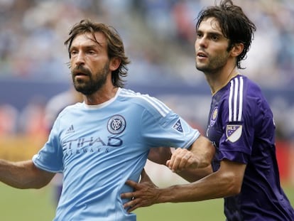 Pirlo forcejea con Kaká durante el partido.