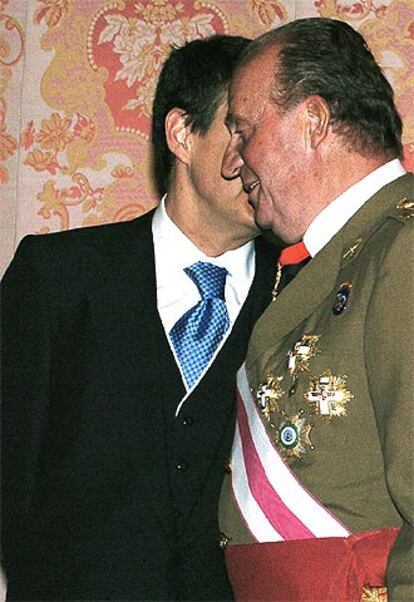 El Rey conversa con el president, José Luis Rodríguez Zapatero, durante la Pascua Militar en el Palacio Real.