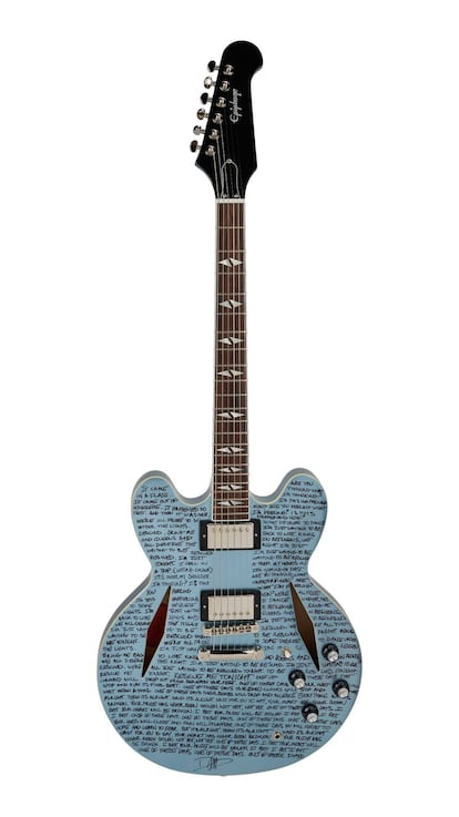 La guitarra Epiphone DG-335 de Dave Grohl adornada con las letras de las canciones 'Rescued' y 'These Days'