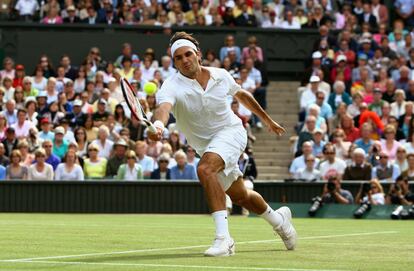 Derechazo de Roger Federer durante la final de Wimbledon, el 6 de julio de 2008.