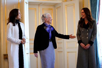 La reina Margarita de Dinamarca, en el centro, saluda a la duquesa de Cambridge junto a su nuera, Mary de Dinamarca, el 23 de febrero de 2022 en el castillo de Amalienborg, en Copenhague.