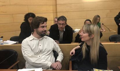 Los concejales Gonzalo Sánchez Toscano y Patricia García Cruz, de Contigo por Las Rozas, durante un pleno de esta legislatura.