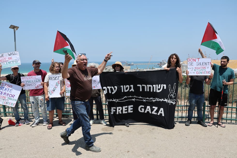Activistas propalestinos, este lunes en el puerto israelí de Ashdod. 