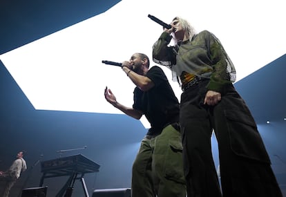 Mike Shinoda y Emily Armstrong, en el primer concierto de Linkin Park en el Warner Bros Studio, de Burbank, California.