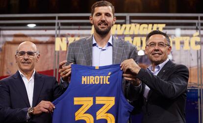 Nikola Mirotic posa junto Josep Maria Bartomeu (a la derecha) y Joan Blade (a la izquierda).