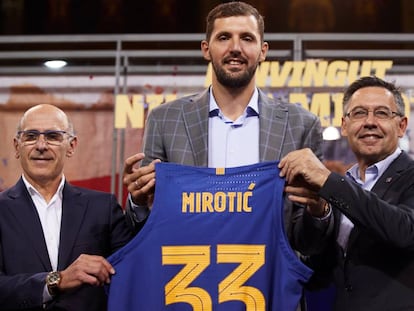 Nikola Mirotic posa junto Josep Maria Bartomeu (a la derecha) y Joan Blade (a la izquierda).