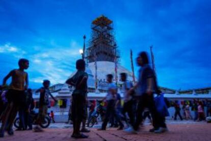 Procesión de luna llena en torno a la estupa de Bodhnath Stupa (en reconstrucción), en Katmandú.