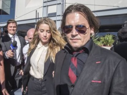 Amber Heard introdujo ilegalmente a sus mascotas  Pistol  y  Boo  en Australia en su avión privado saltándose la leyes de Sanidad