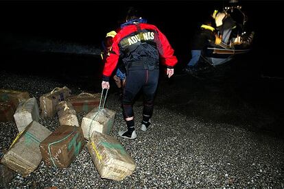 Un equipo de Vigilancia Aduanera, con un alijo de hachís en Algeciras en mayo de 2002.